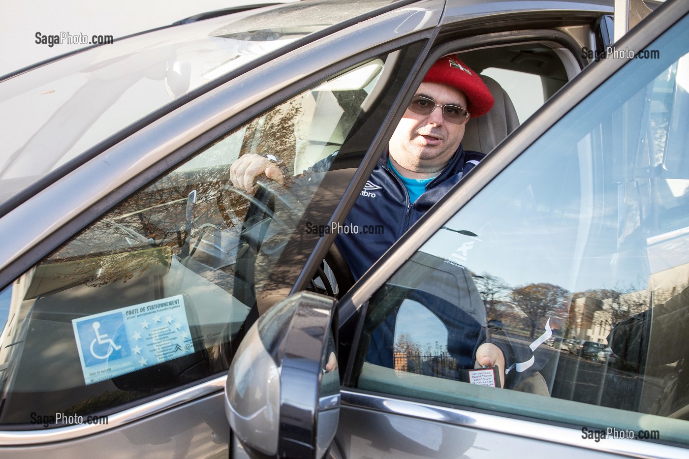HOMME HANDICAPE PHYSIQUE DANS SON FAUTEUIL ROULANT DEVANT SA VOITURE ADAPTEE, CHARTRES (28), FRANCE 