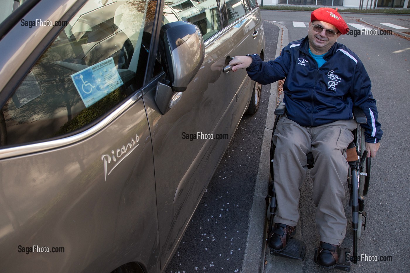 HOMME HANDICAPE PHYSIQUE DANS SON FAUTEUIL ROULANT A LA PORTIERE DE SA VOITURE ADAPTEE, CHARTRES (28), FRANCE 