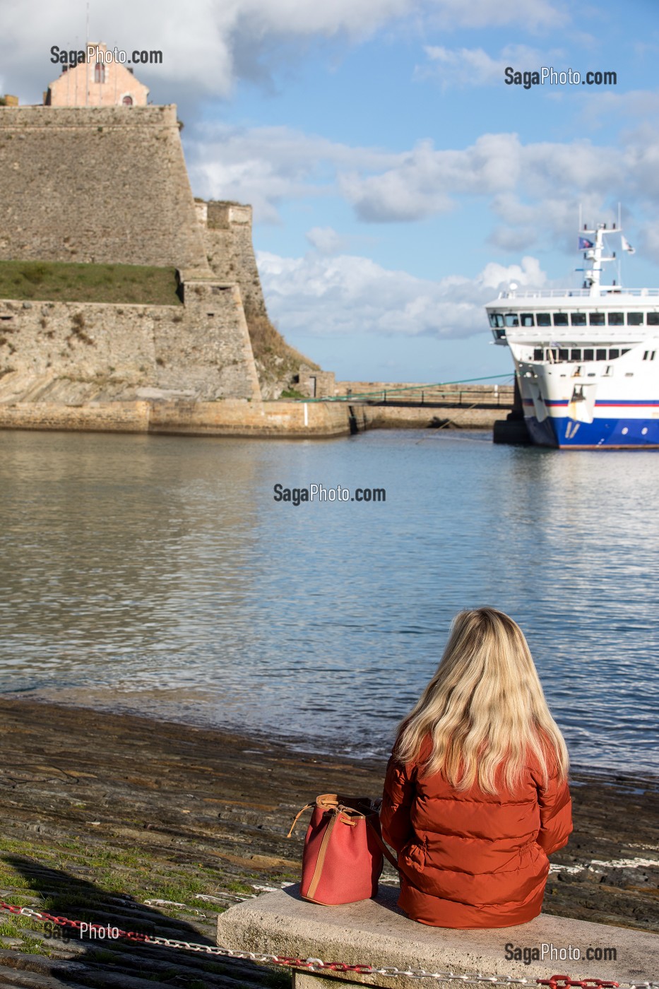 FEMME ASSISE, FORTERESSE VAUBAN DEVANT LE PORT, LE PALAIS, MORBIHAN (56), FRANCE 