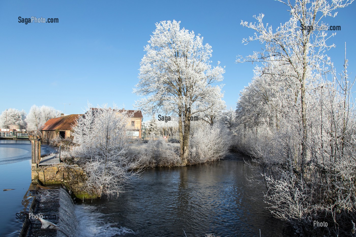 MOULIN A EAU DE LA FENDERIE (ANCIENNE FORGE) SUR LES BORDS DE LA RISLE, GIVRE DANS LES ARBRES BLANCS EN HIVER, RUGLES (27), FRANCE 