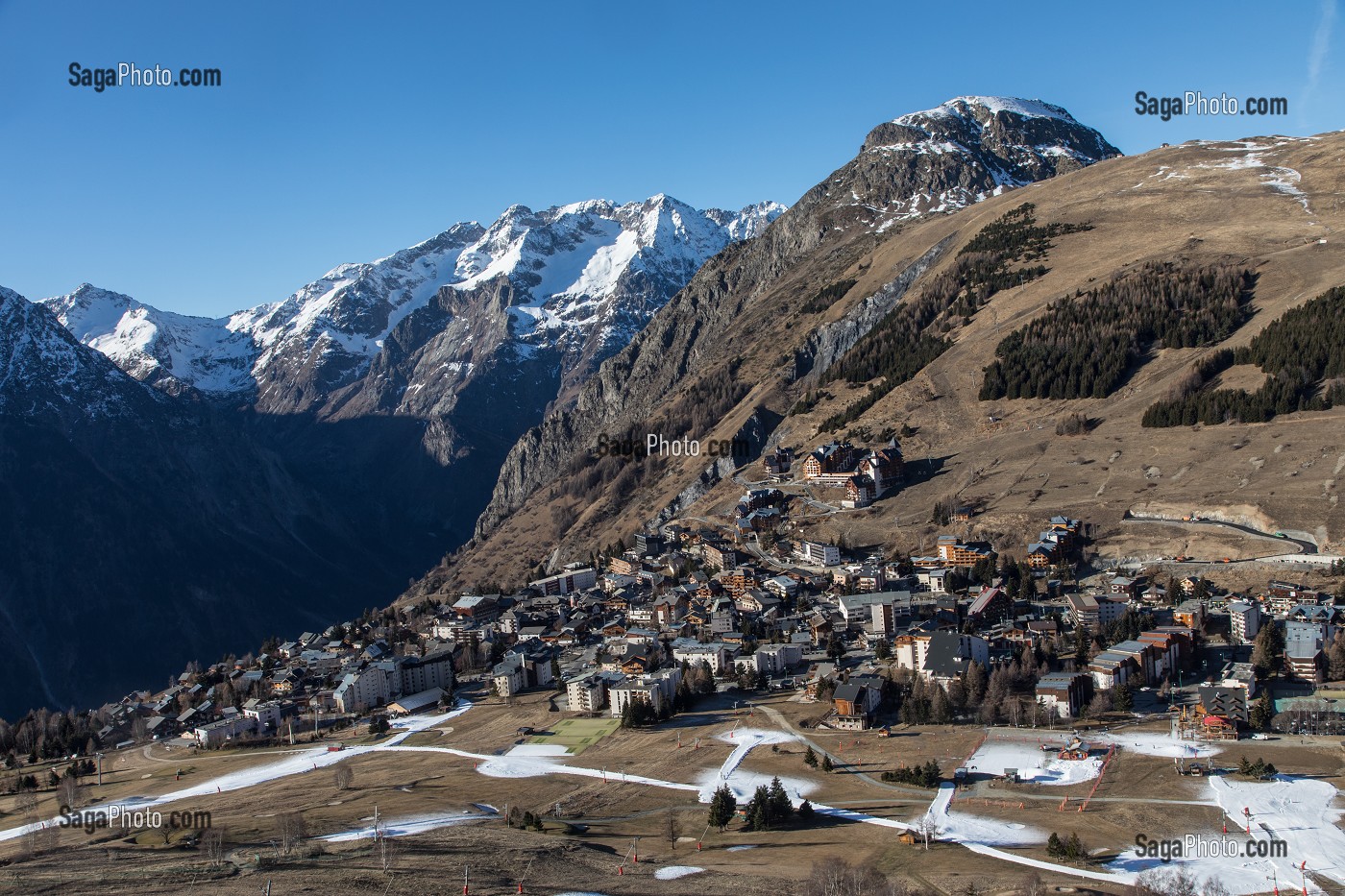 VILLAGE DE LA STATION DE SKI EN MANQUE DE NEIGE, LES DEUX ALPES (38), FRANCE 
