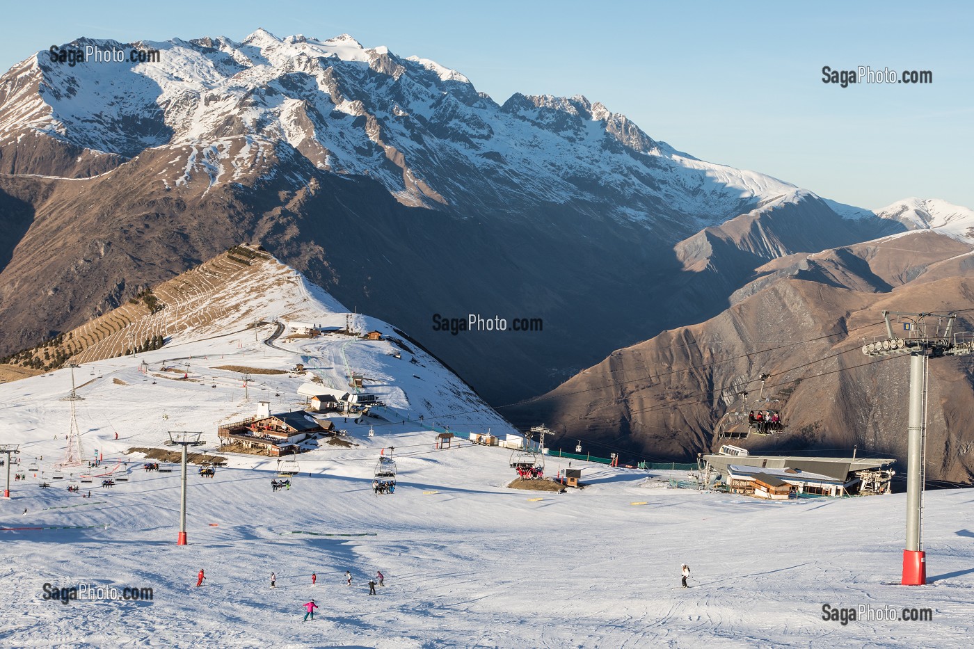 TELECABINE ET SKIEURS DE STATION DE SKI EN MANQUE DE NEIGE, LES DEUX ALPES (38), FRANCE 