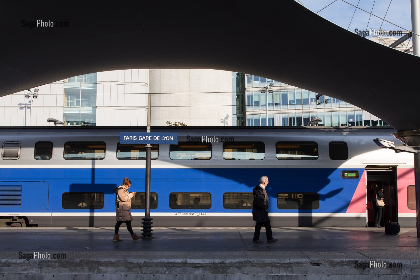 PASSAGERS EN ATTENTE DE LEUR TRAIN TGV, GARE DE LYON, PARIS (75), FRANCE 