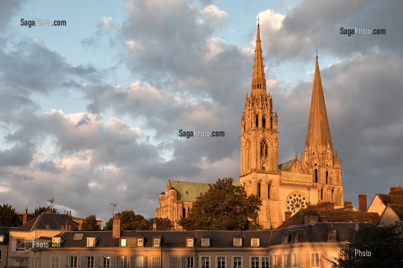 FACADE DU PORTAIL ROYALE DE LA CATHEDRALE DE CHARTRES EN FIN DE JOURNEE, CHARTRES (28), FRANCE 