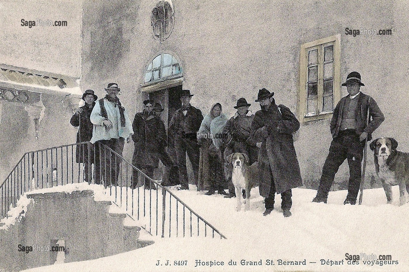 VOYAGEURS DEVANT L'HOSPICE DU GRAND SAINT-BERNARD QUI A CREE LA RACE DE CHIEN SAINT-BERNARD, SUISSE 