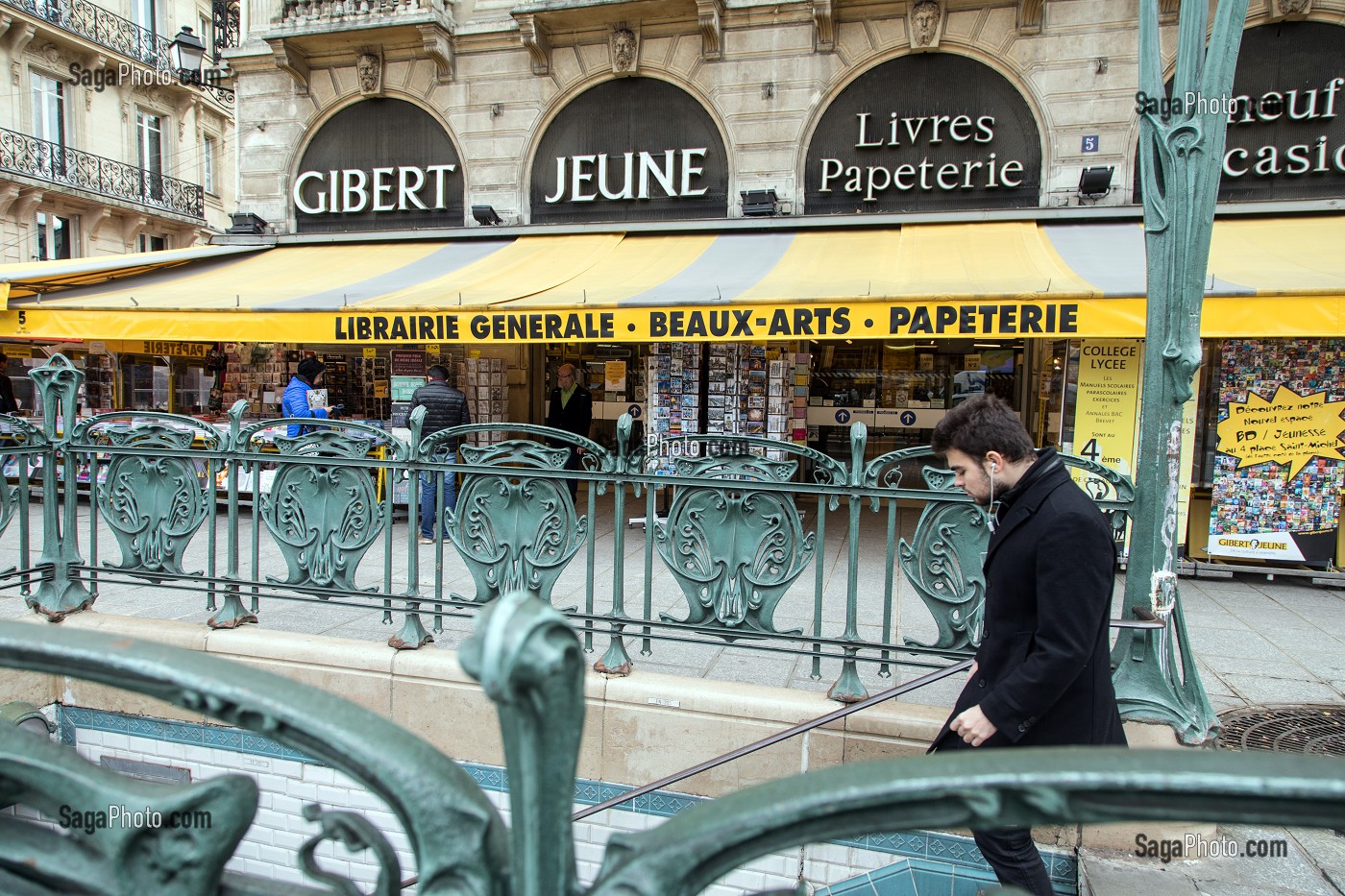 LIBRAIRIE GIBERT, QUARTIER SAINT-MICHEL, SORTIE DU METRO, 6EME ARRONDISSEMENT, PARIS (75), FRANCE 