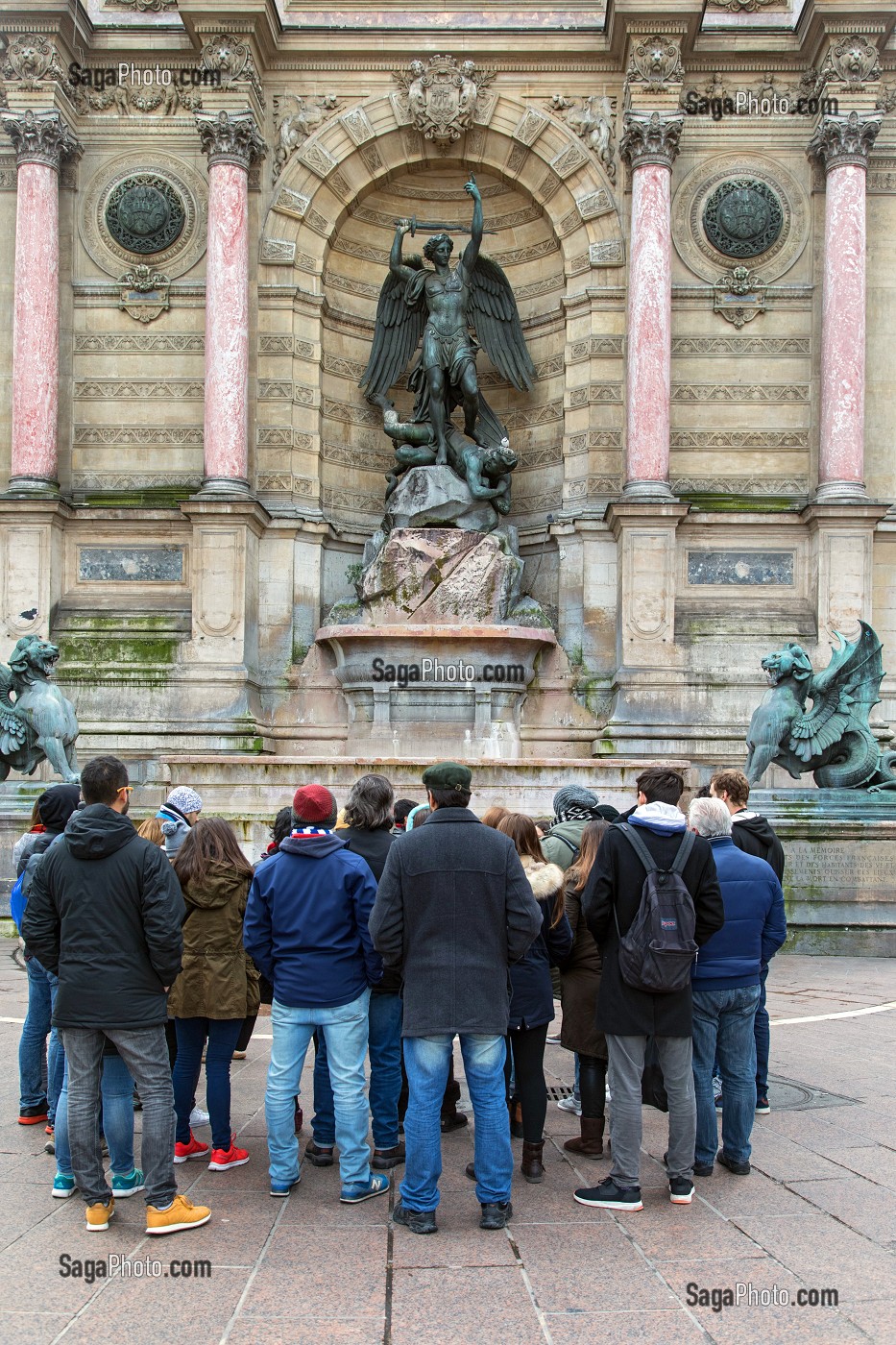 GROUPE DE TOURISTES DEVANT LA FONTAINE SAINT-MICHEL, QUARTIER LATIN, 6EME ARRONDISSEMENT, PARIS (75), FRANCE 