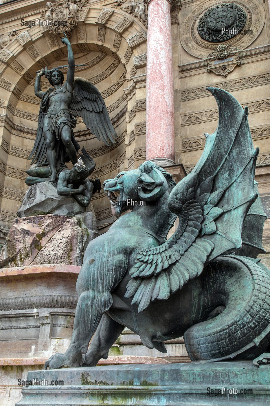 CHIMERES AILEES OU DRAGON DEVANT L'ARCHANGE MICHEL TERRASSANT LE DIABLE, FONTAINE SAINT-MICHEL, QUARTIER LATIN, 6EME ARRONDISSEMENT, PARIS (75), FRANCE 