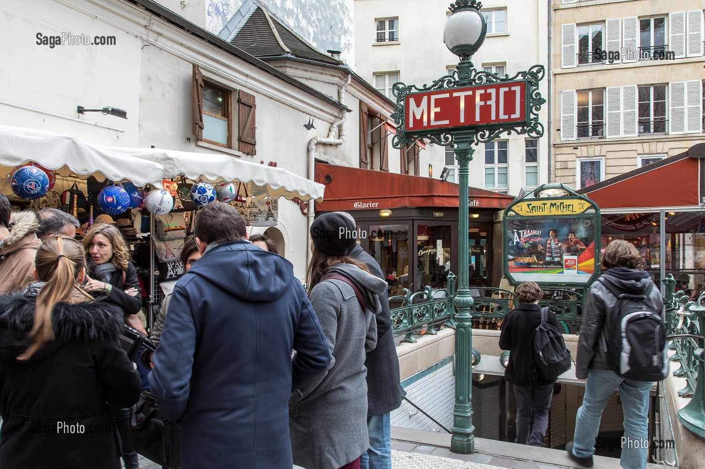 SORTIE DE METRO SAINT-MICHEL, QUARTIER LATIN, 6EME ARRONDISSEMENT, PARIS (75), FRANCE 