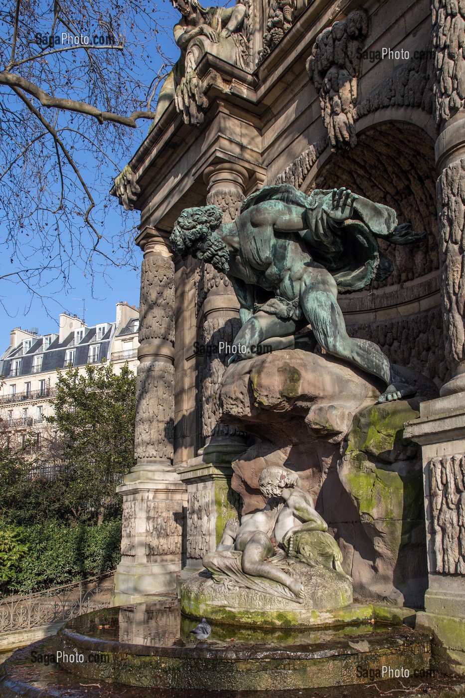 SCULPTURE DE POLYPHEME SURPRENANT GALATEE DANS LES BRAS D'ACIS, CYCLOPE LEGENDAIRE AMOUREUX DE LA DEESSE MARINE, FONTAINE MEDICIS, JARDIN DU LUXEMBOURG, PARIS (75), FRANCE 