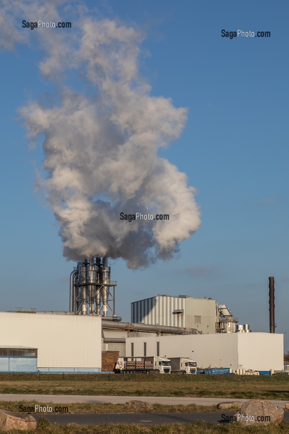ENTREPRISE KRONOSPAN, FABRICANT DE PANNEAUX DE BOIS, LE CREUSOT (71), FRANCE 