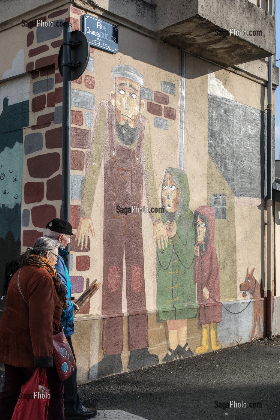 COUPLE DE PERSONNES AGEES DEVANT UNE PEINTURE MURALE, RENNES (35), FRANCE 