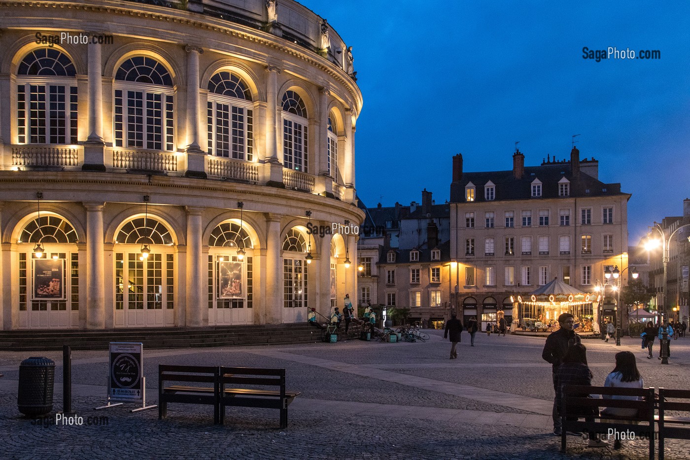 OPERA ECLAIRE DE NUIT, PLACE DE LA MAIRIE, RENNES (35), FRANCE 