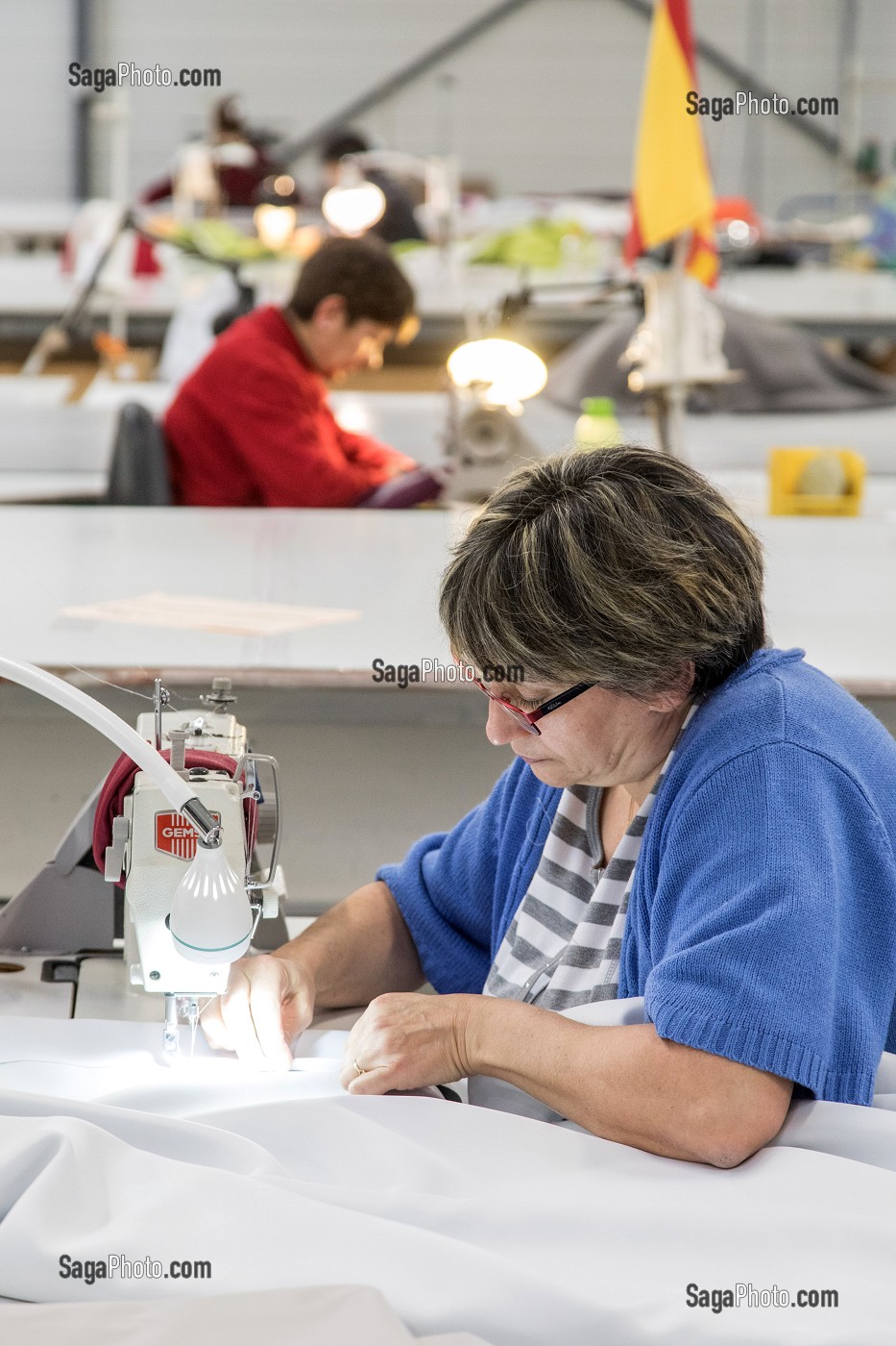 EMPLOYE DE LA SOCIETE SODICLAIR, FABRIQUANT DE STORES, RIDEAUX ET VOLETS ROULANTS, BONNEVAL (28), FRANCE 