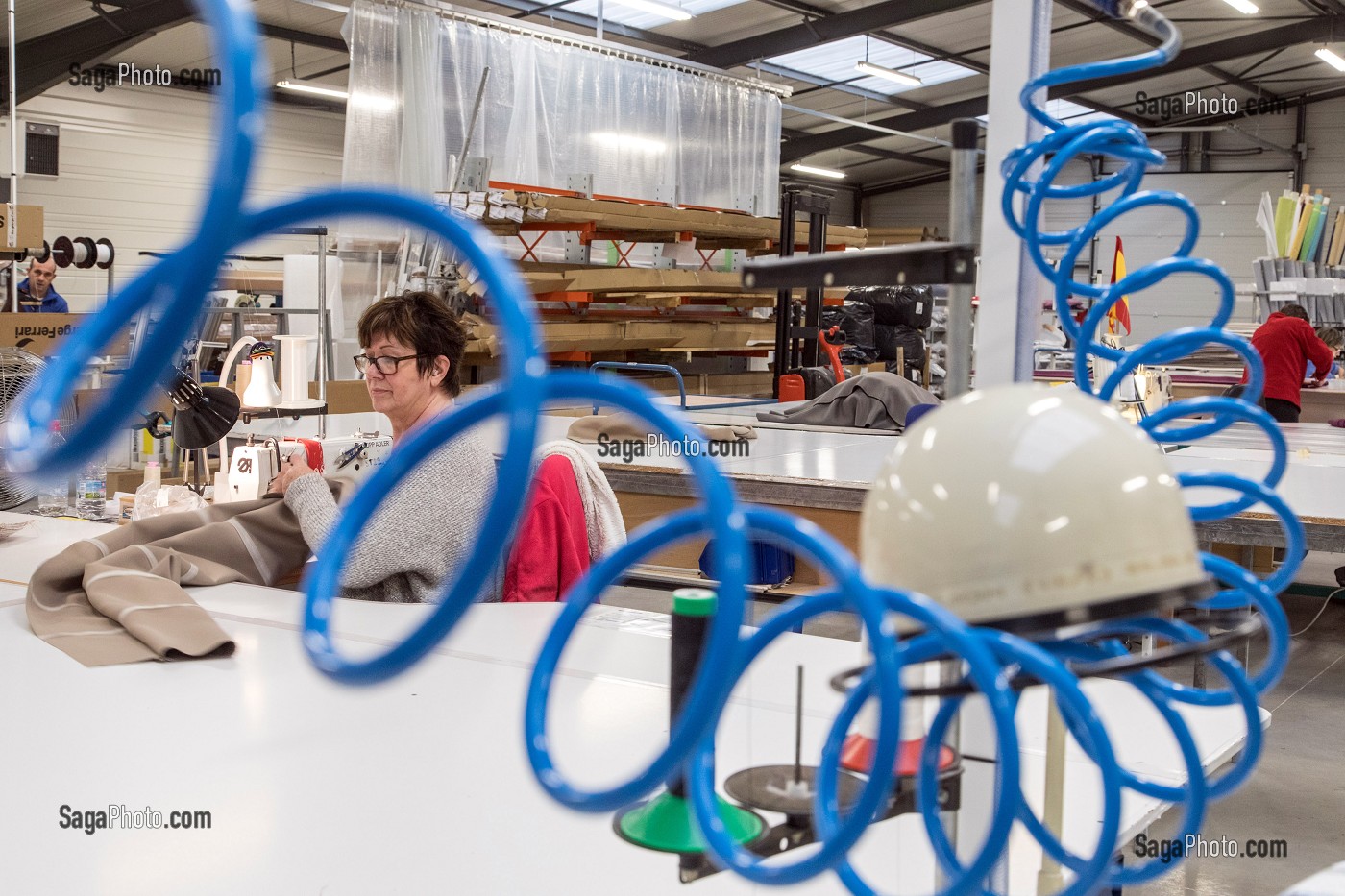 EMPLOYE DE LA SOCIETE SODICLAIR, FABRIQUANT DE STORES, RIDEAUX ET VOLETS ROULANTS, BONNEVAL (28), FRANCE 