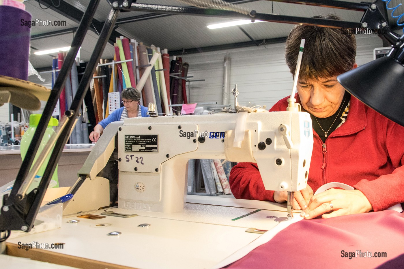 EMPLOYE DE LA SOCIETE SODICLAIR, FABRIQUANT DE STORES, RIDEAUX ET VOLETS ROULANTS, BONNEVAL (28), FRANCE 