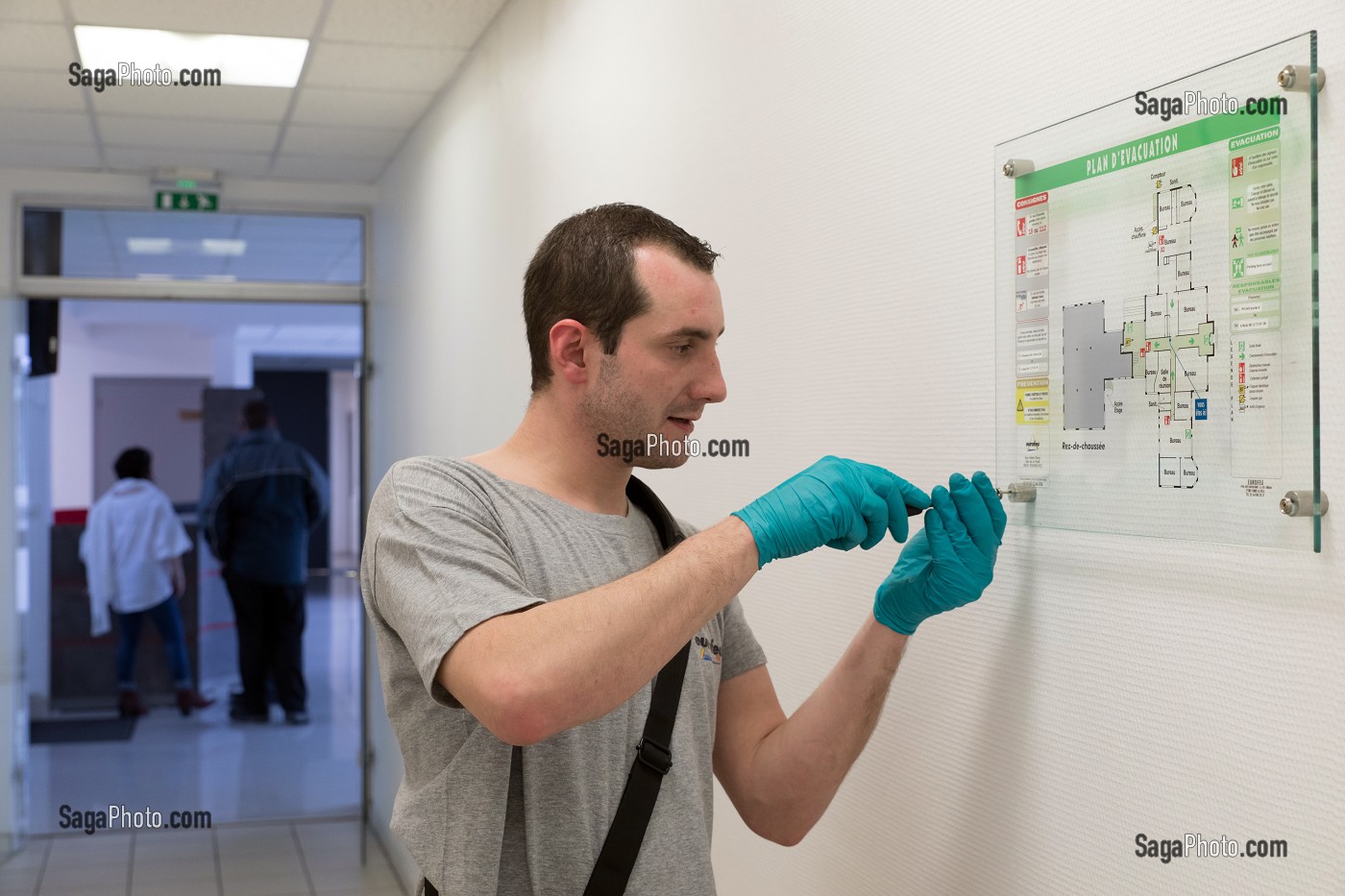 EMPLOYE DE MAINTENANCE DE LA SOCIETE EUROFEU, FABRICANT D'EXTINCTEURS ET MATERIEL DE PREVENTION ET SECURITE INCENDIE, SENONCHES (28), FRANCE 