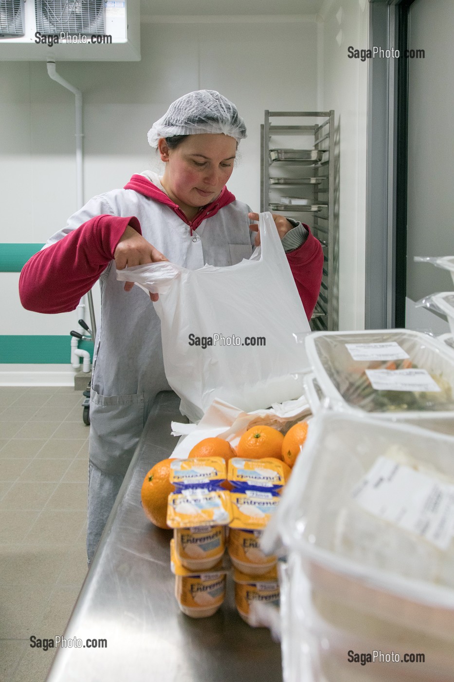 PREPARATION DES REPAS POUR LES BENEFICIAIRES A LA CUISINE CENTRALE, ADMR (AIDE A DOMICILE EN MILIEU RURAL), NOGENT-LE-ROI (28), FRANCE 