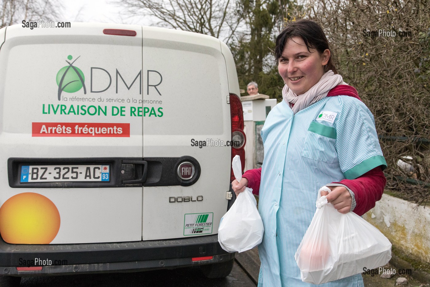 LIVRAISON DES REPAS A DOMICILE, ADMR (AIDE A DOMICILE EN MILIEU RURAL), NOGENT-LE-ROI (28), FRANCE 
