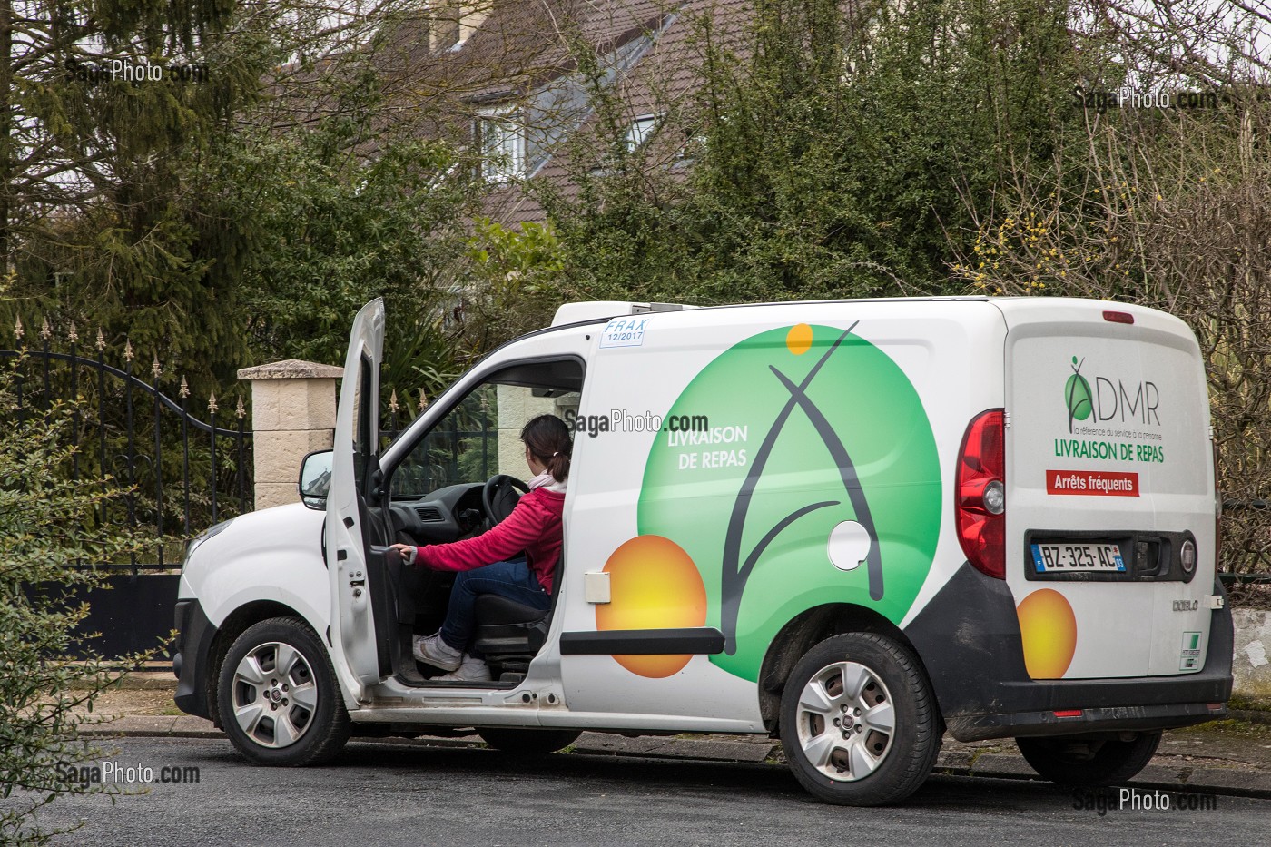 LIVRAISON DES REPAS A DOMICILE, ADMR (AIDE A DOMICILE EN MILIEU RURAL), NOGENT-LE-ROI (28), FRANCE 