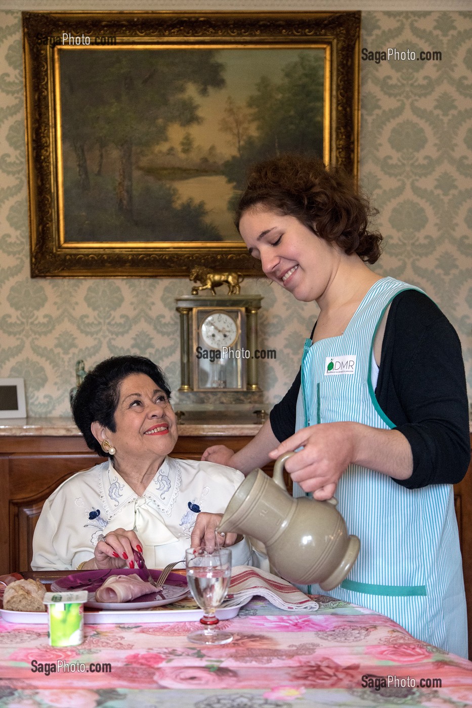 PERSONNES AGEES ET SALARIE, AIDE AUX REPAS, ADMR (AIDE A DOMICILE EN MILIEU RURAL), NOGENT-LE-ROI (28), FRANCE 