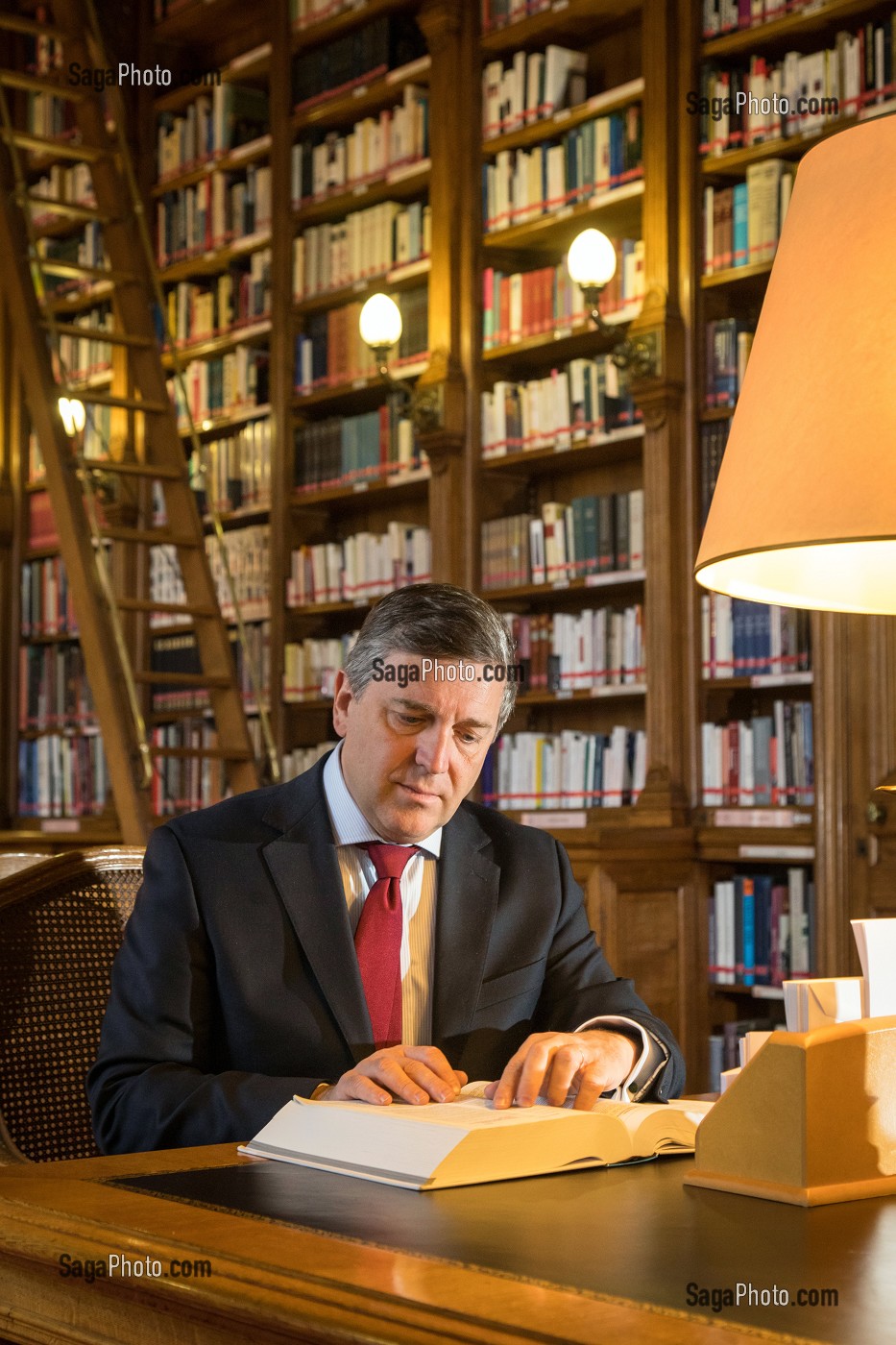 ALBERIC DE MONTGOLFIER A LA BIBLIOTHEQUE, PRESIDENT DU CONSEIL DEPARTEMENTAL D'EURE-ET-LOIR ET SENATEUR, RAPPORTEUR GENERAL DE LA COMMISSION DES FINANCES DU SENAT, PARIS (75) 