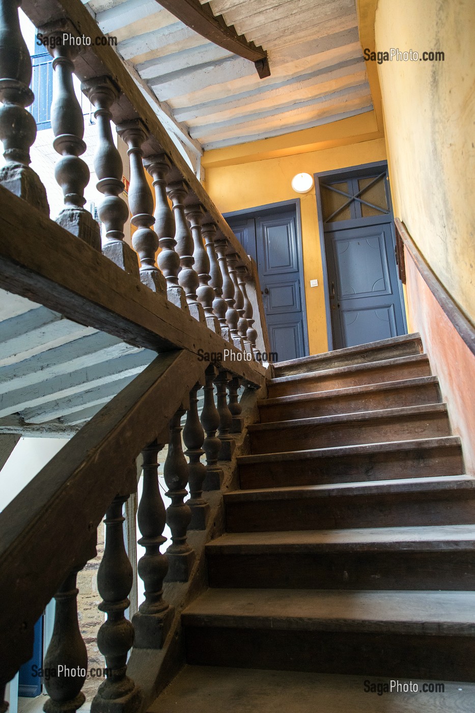 COUR INTERIEURE ET ESCALIER EN BOIS, CENTRE DE SECOURS RENNES-SAINT-GEORGES (35), FRANCE 