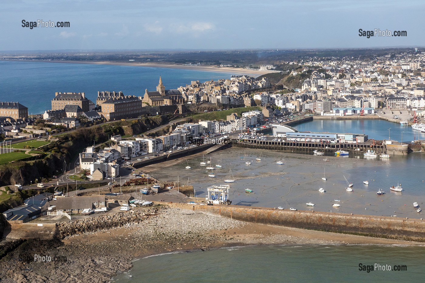 PORT DE PLAISANCE AVEC LA VILLE HAUTE DE GRANVILLE (50), FRANCE 