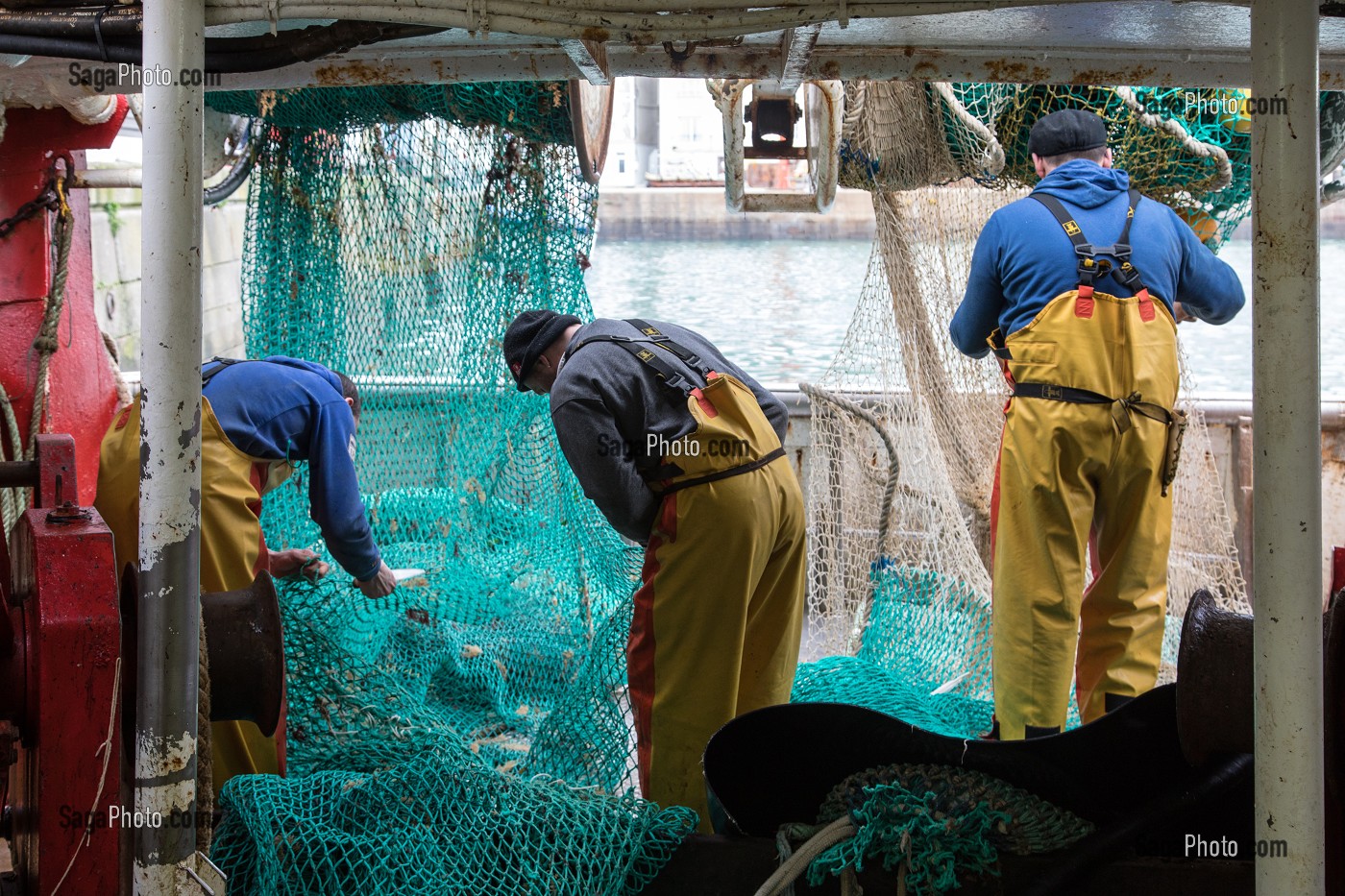 PECHEURS REPARANT LEURS FILETS DE PECHE, PORT DE GRANVILLE (50), FRANCE 