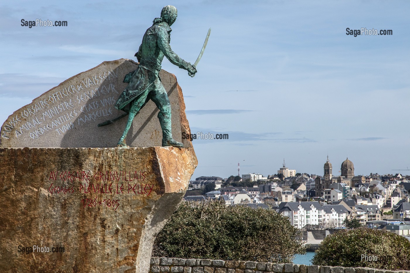 STATUE DE GEORGES-RENE PLEVILLE LE PELLEY DIT LE CORSAIRE A LA JAMBE DE BOIS (1726-1805) DOMINANT LA VILLE DE GRANVILLE (50), FRANCE 