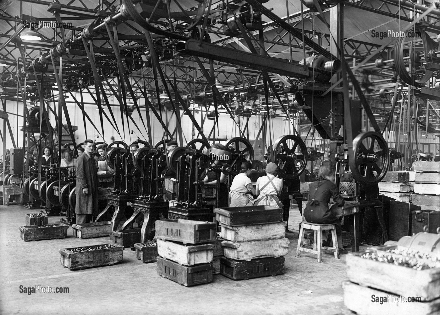 PHOTO DE CARTOUCHERIE DE 1938 EN NOIR-ET-BLANC, RUGLES (27), FRANCE 