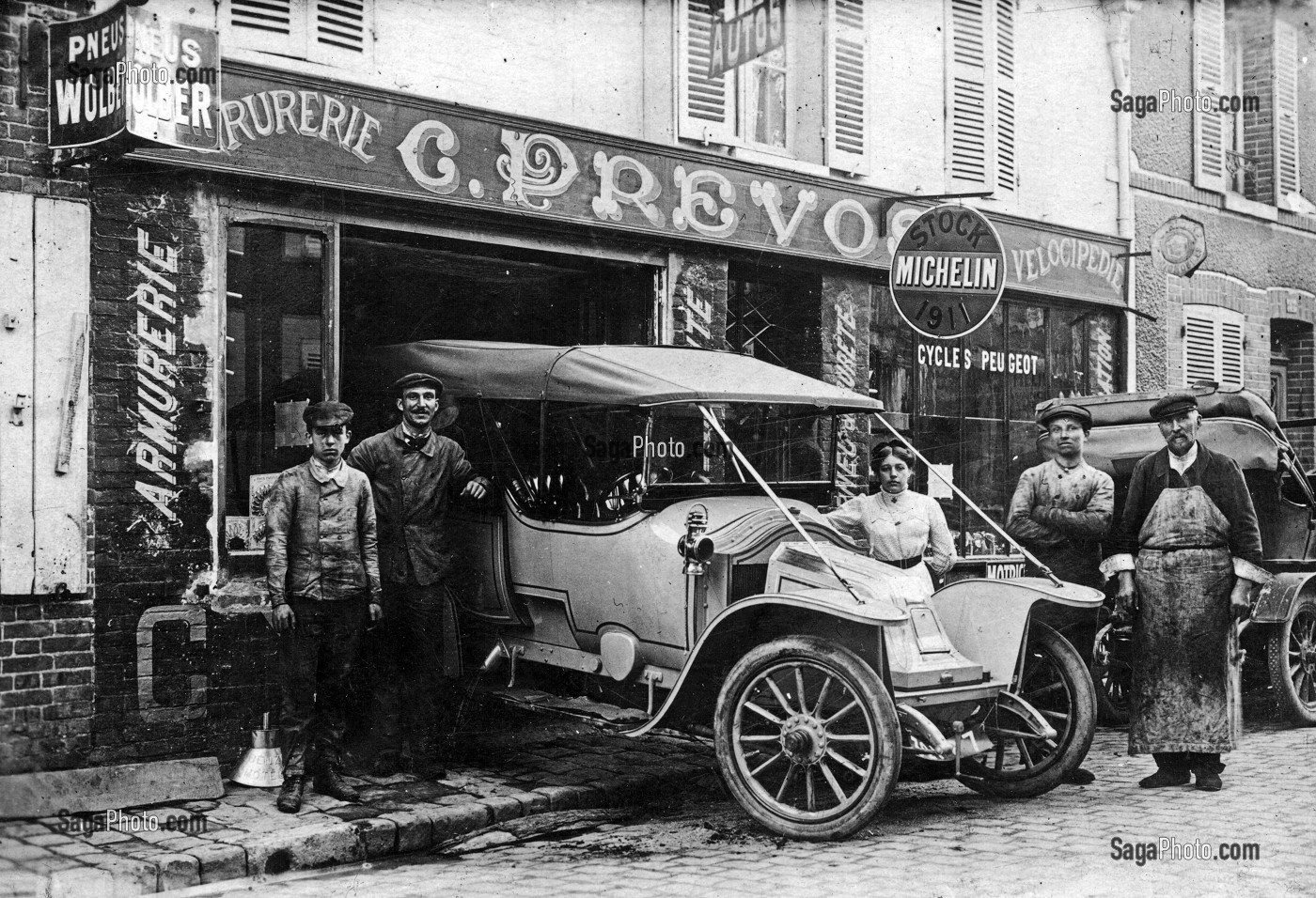 MAGASIN DE CYCLE, VELOCIPEDE, ARMURERIE, VOITURE AU DEBUT DU XXEME SIECLE 