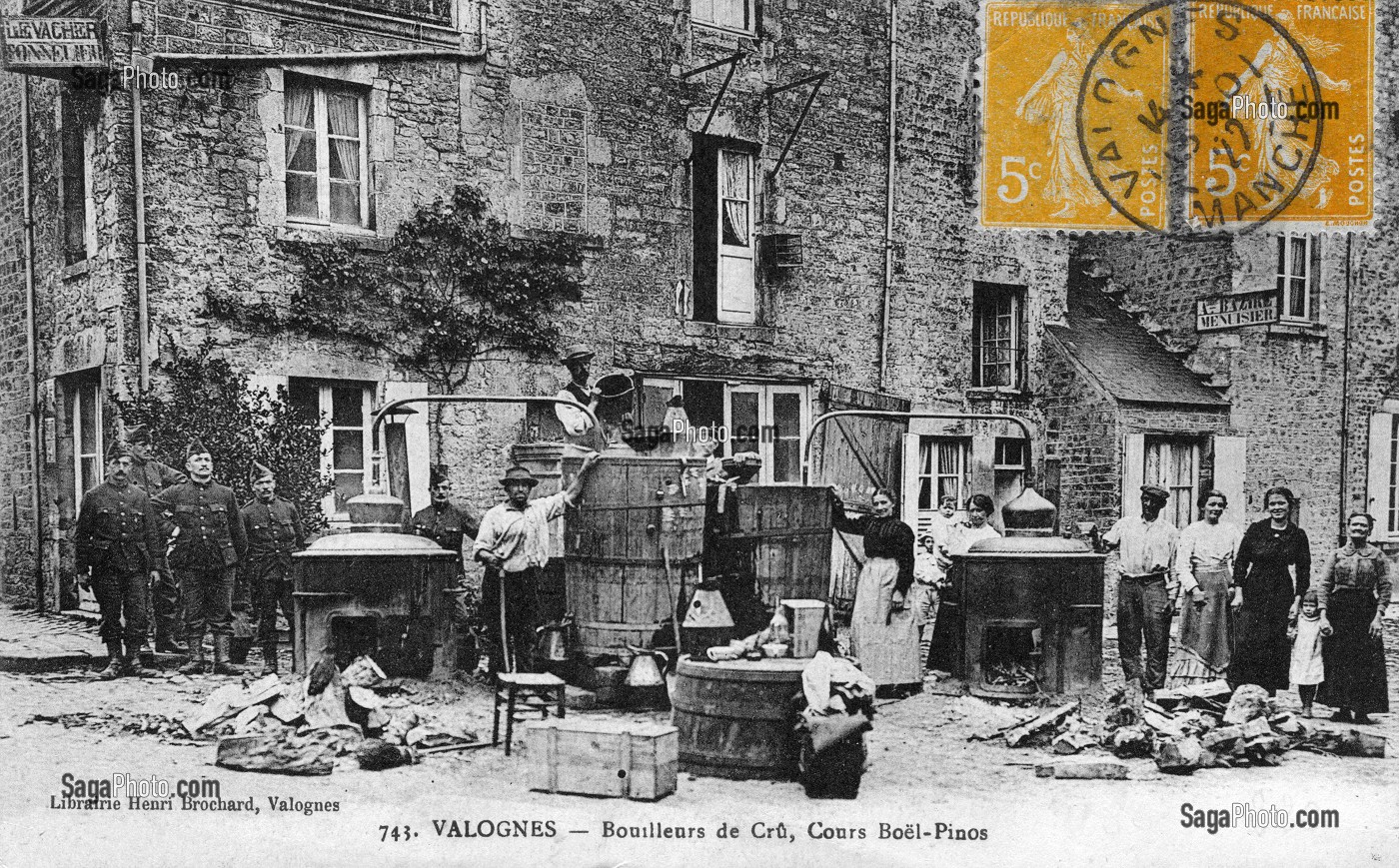 BOUILLEURS DE CRUS A VALOGNES, (50) MANCHE, BASSE-NORMANDIE, FRANCE 