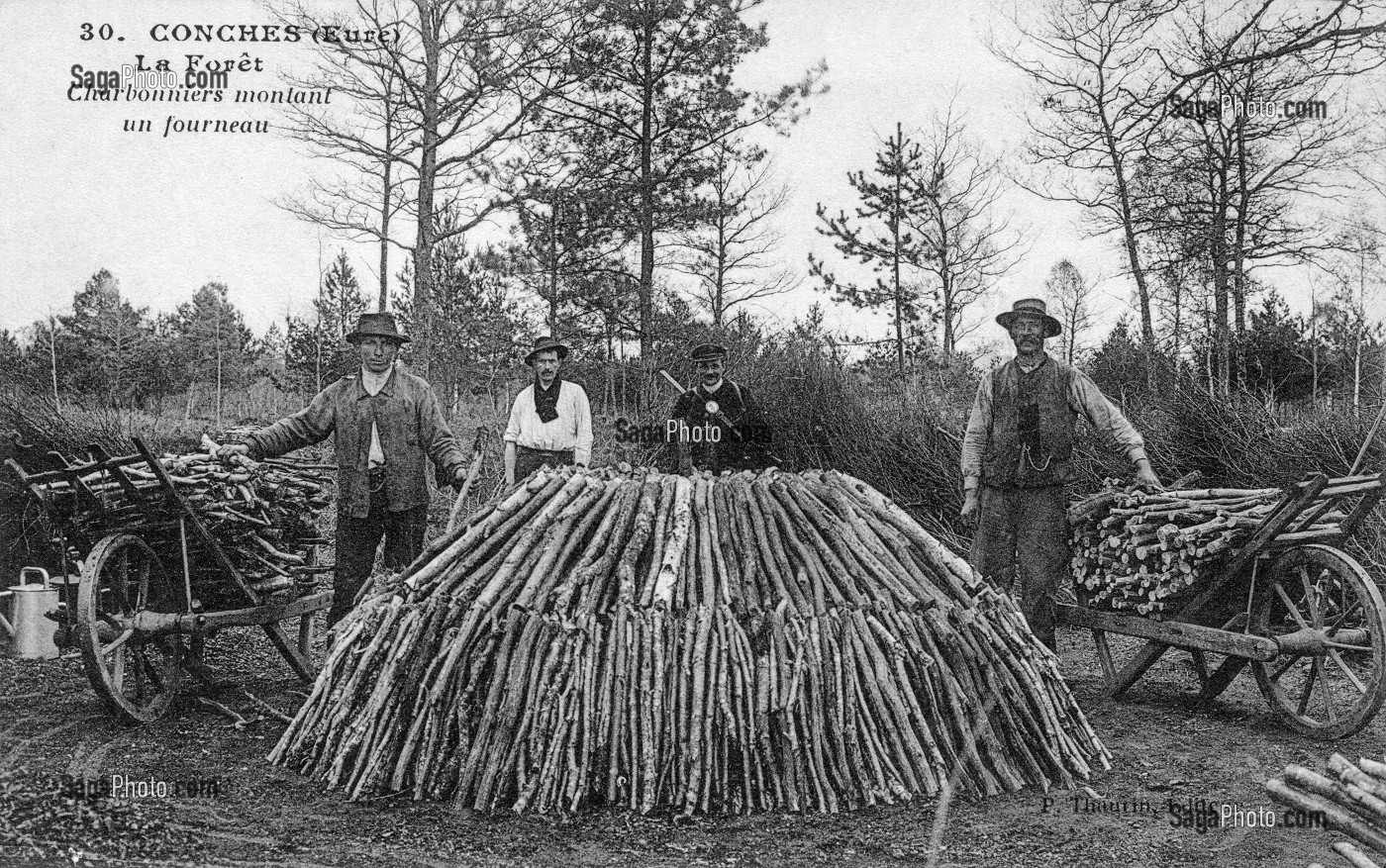 CHARBONNIERS MONTANT UN FOURNEAU, CONCHES, (27) EURE, HAUTE-NORMANDIE, FRANCE 