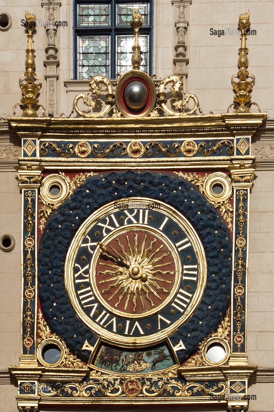 HORLOGE ASTRONOMIQUE SUR L'ARCHE RENAISSANCE, RUE DU GROS HORLOGE, ROUEN (76), FRANCE 