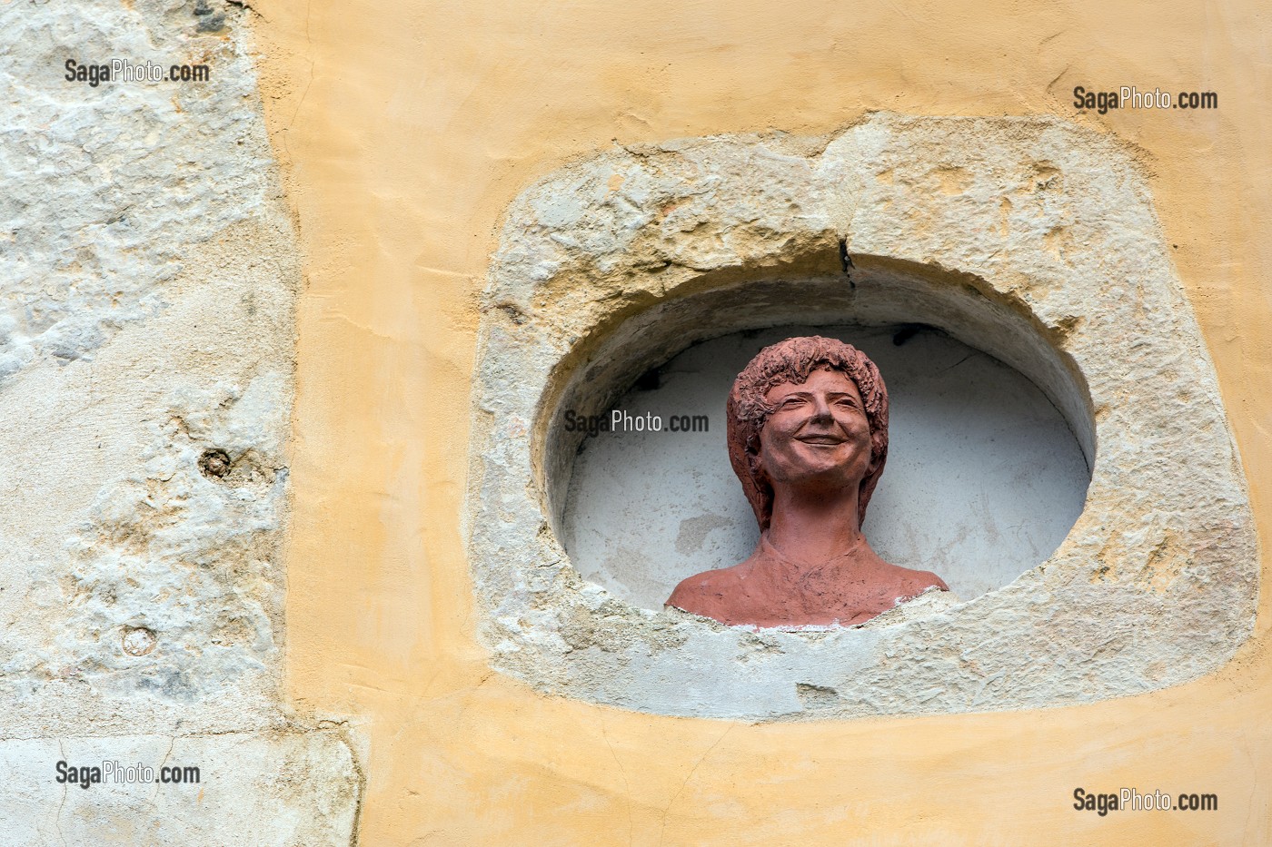 STATUE DANS UNE NICHE DU MUR D'ENCEINTE DE LA VILLE CLOSE, BELLEME (61), COMMUNE DU PARC REGIONAL DU PERCHE, VILLAGE DE CARACTERE, NORMANDIE, FRANCE 