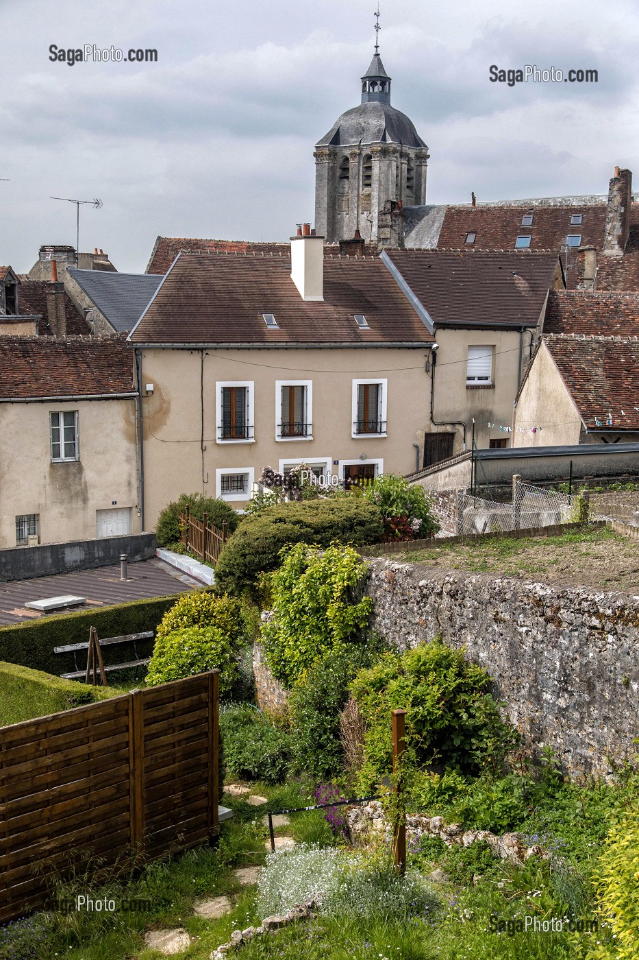 VUE SUR L'EGLISE SAINT-SAUVEUR DEPUIS LA PLACE DE L'EUROPE, BELLEME (61), COMMUNE DU PARC REGIONAL DU PERCHE, VILLAGE DE CARACTERE, NORMANDIE, FRANCE 