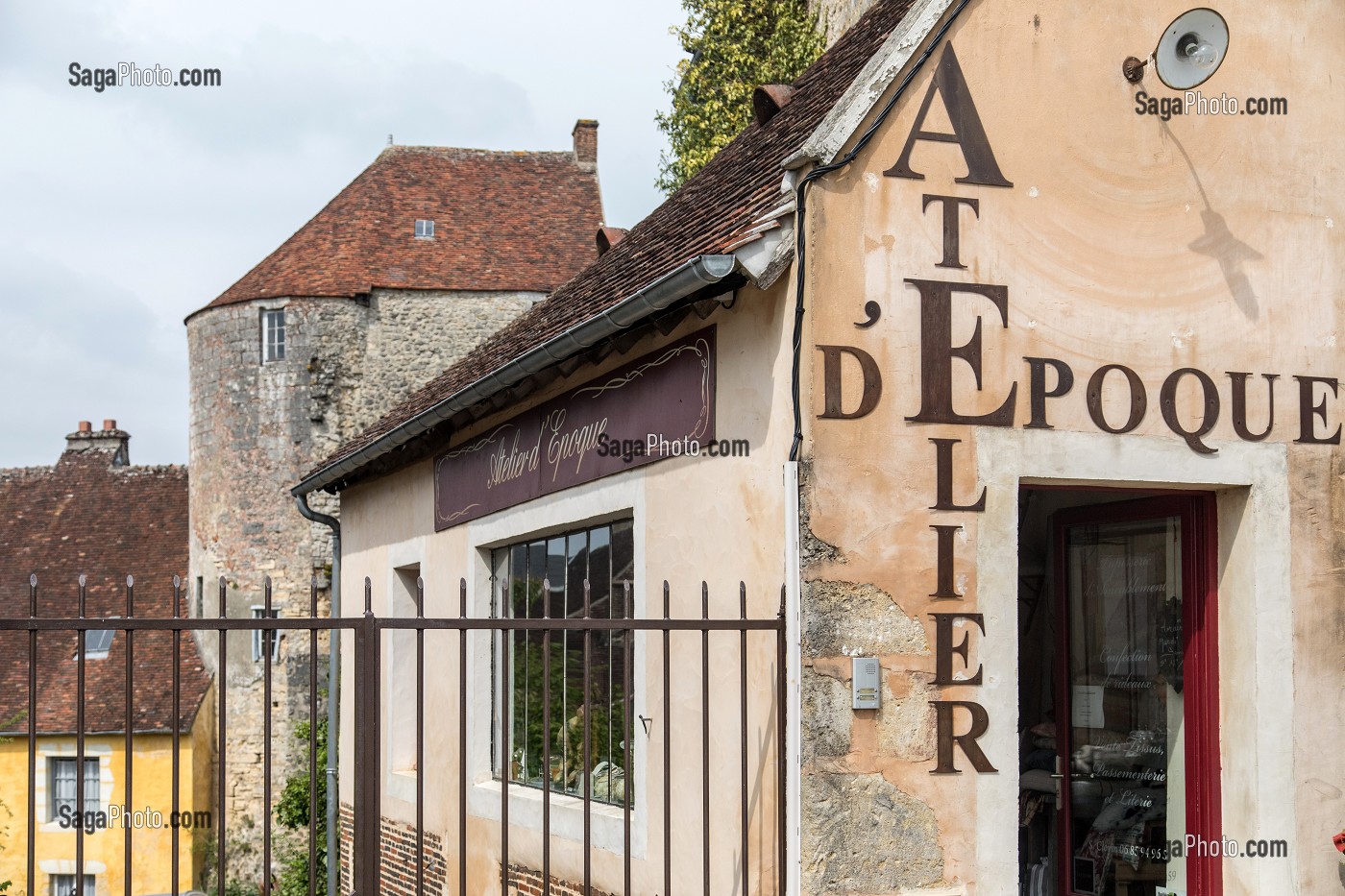 ATELIER D'EPOQUE DU TAPISSIER, PLACE DE L'EUROPE, BELLEME (61), COMMUNE DU PARC REGIONAL DU PERCHE, VILLAGE DE CARACTERE, NORMANDIE, FRANCE 