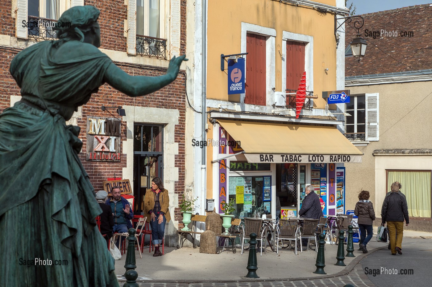 STATUE DE COLIN-MAILLARD DE LEHARIVEL (1818,1875), DEVANT DES CAFE, BAR, COMMERCES, BOULEVARD BANSARD DES BOIS, BELLEME (61), COMMUNE DU PARC REGIONAL DU PERCHE, VILLAGE DE CARACTERE, NORMANDIE, FRANCE 