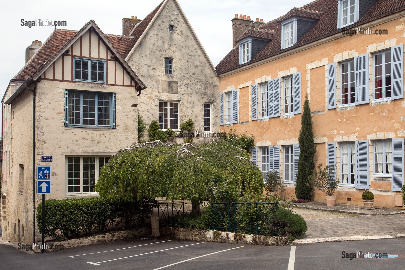 HOTEL PARTICULIER, RUE DE LA HERSE, BELLEME (61), COMMUNE DU PARC REGIONAL DU PERCHE, VILLAGE DE CARACTERE, NORMANDIE, FRANCE 