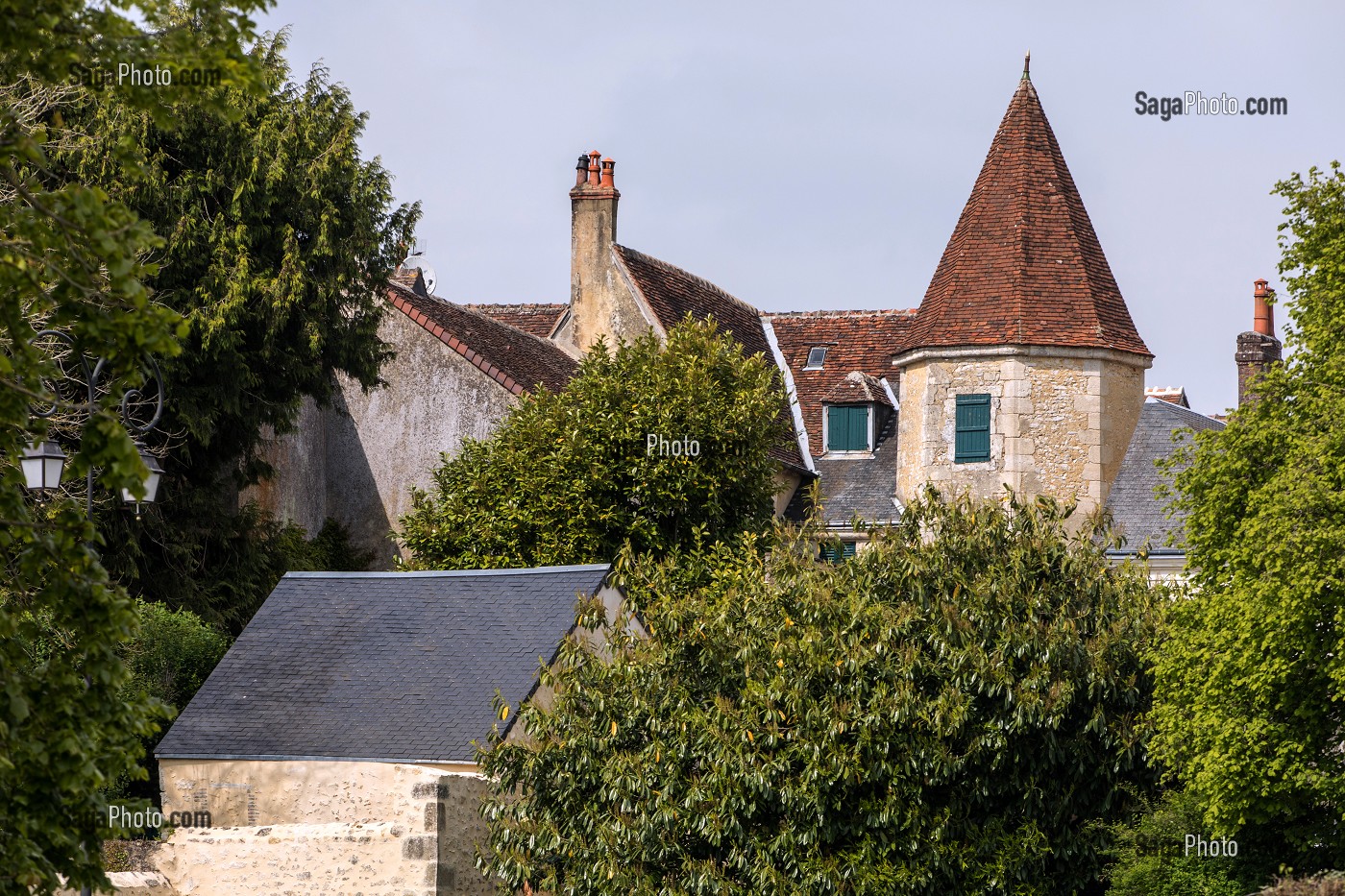 TOUR D'UN MANOIR DU XVIE SIECLE, PLACE BOUCICAUT, BELLEME (61), COMMUNE DU PARC REGIONAL DU PERCHE, VILLAGE DE CARACTERE, NORMANDIE, FRANCE 