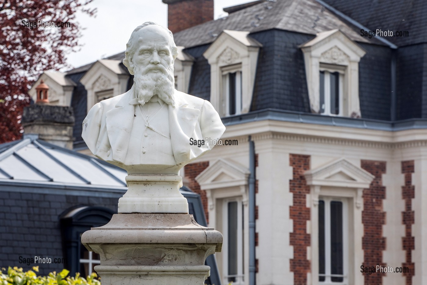 BUSTE ARISTIDE BOUCICAUT (1810-1877) DEVANT SA MAISON, PLACE BOUCICAUT, BELLEME (61), COMMUNE DU PARC REGIONAL DU PERCHE, VILLAGE DE CARACTERE, NORMANDIE, FRANCE 