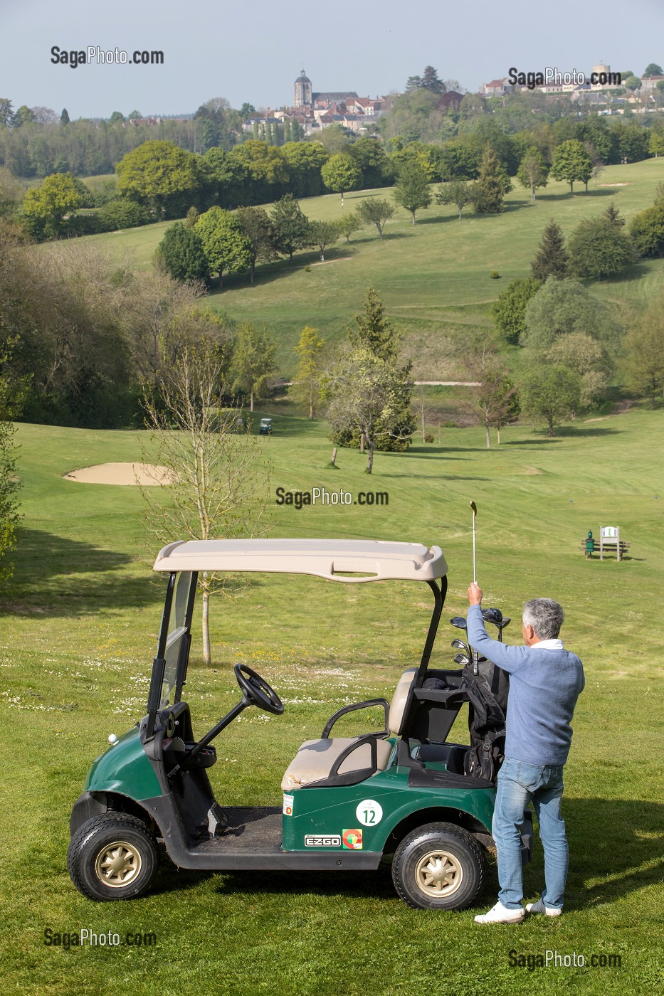 GOLF 18 TROUS AVEC VUE SUR LE VILLAGE, BELLEME (61), COMMUNE DU PARC REGIONAL DU PERCHE, VILLAGE DE CARACTERE, NORMANDIE, FRANCE 