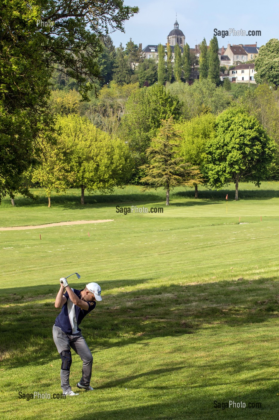 GOLF 18 TROUS AVEC VUE SUR LE VILLAGE, BELLEME (61), COMMUNE DU PARC REGIONAL DU PERCHE, VILLAGE DE CARACTERE, NORMANDIE, FRANCE 