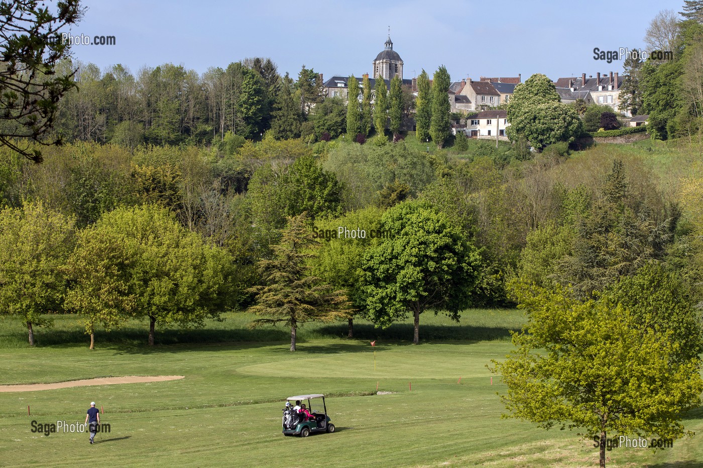 GOLF 18 TROUS AVEC VUE SUR LE VILLAGE, BELLEME (61), COMMUNE DU PARC REGIONAL DU PERCHE, VILLAGE DE CARACTERE, NORMANDIE, FRANCE 