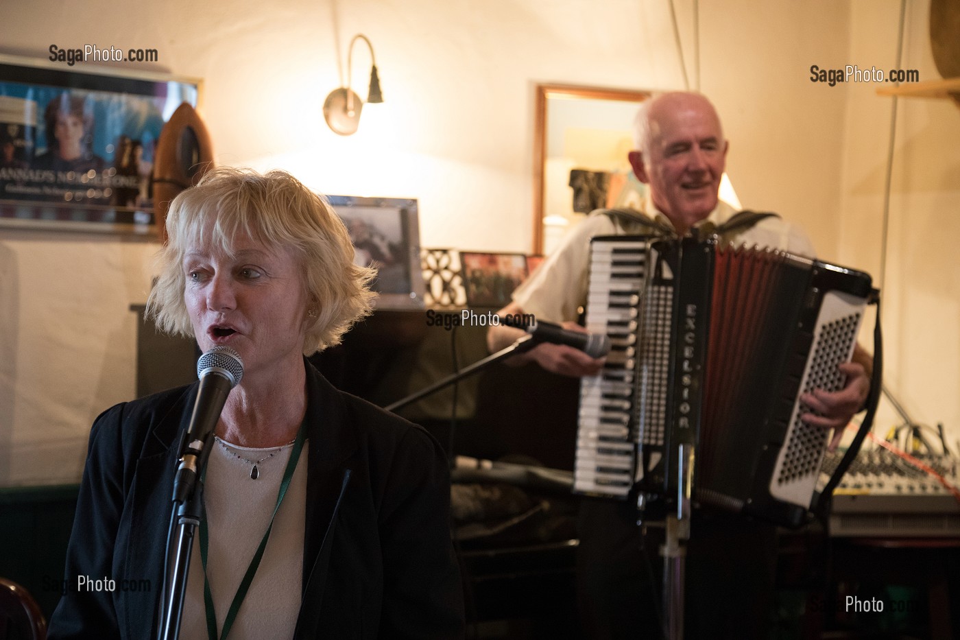 MUSIQUE ET CHANT TRADITIONNEL, LEO'S TAVERN, MEENALECK, COMTE DE DONEGAL, IRLANDE 