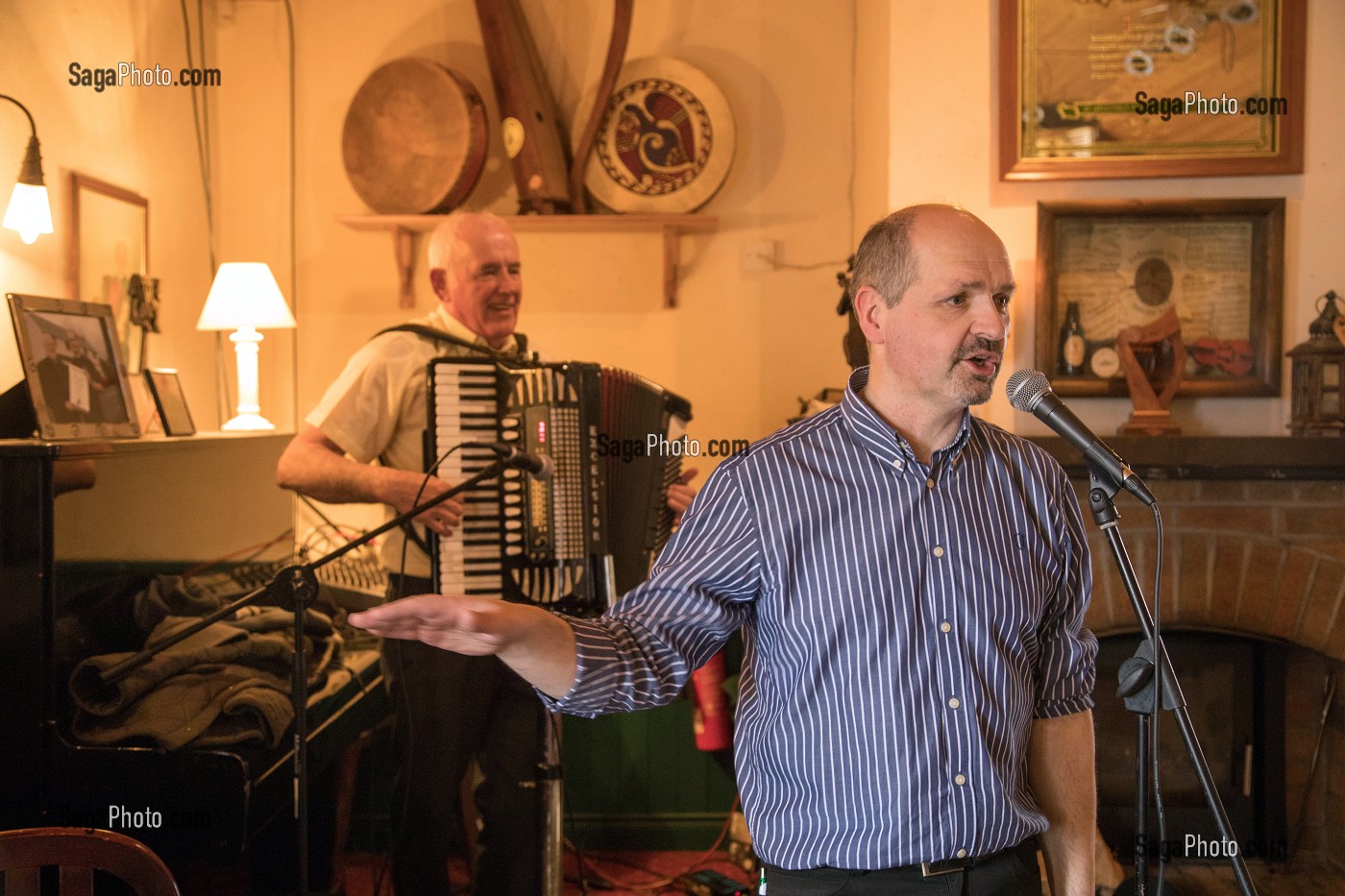 MUSIQUE ET CHANT TRADITIONNEL, LEO'S TAVERN, MEENALECK, COMTE DE DONEGAL, IRLANDE 