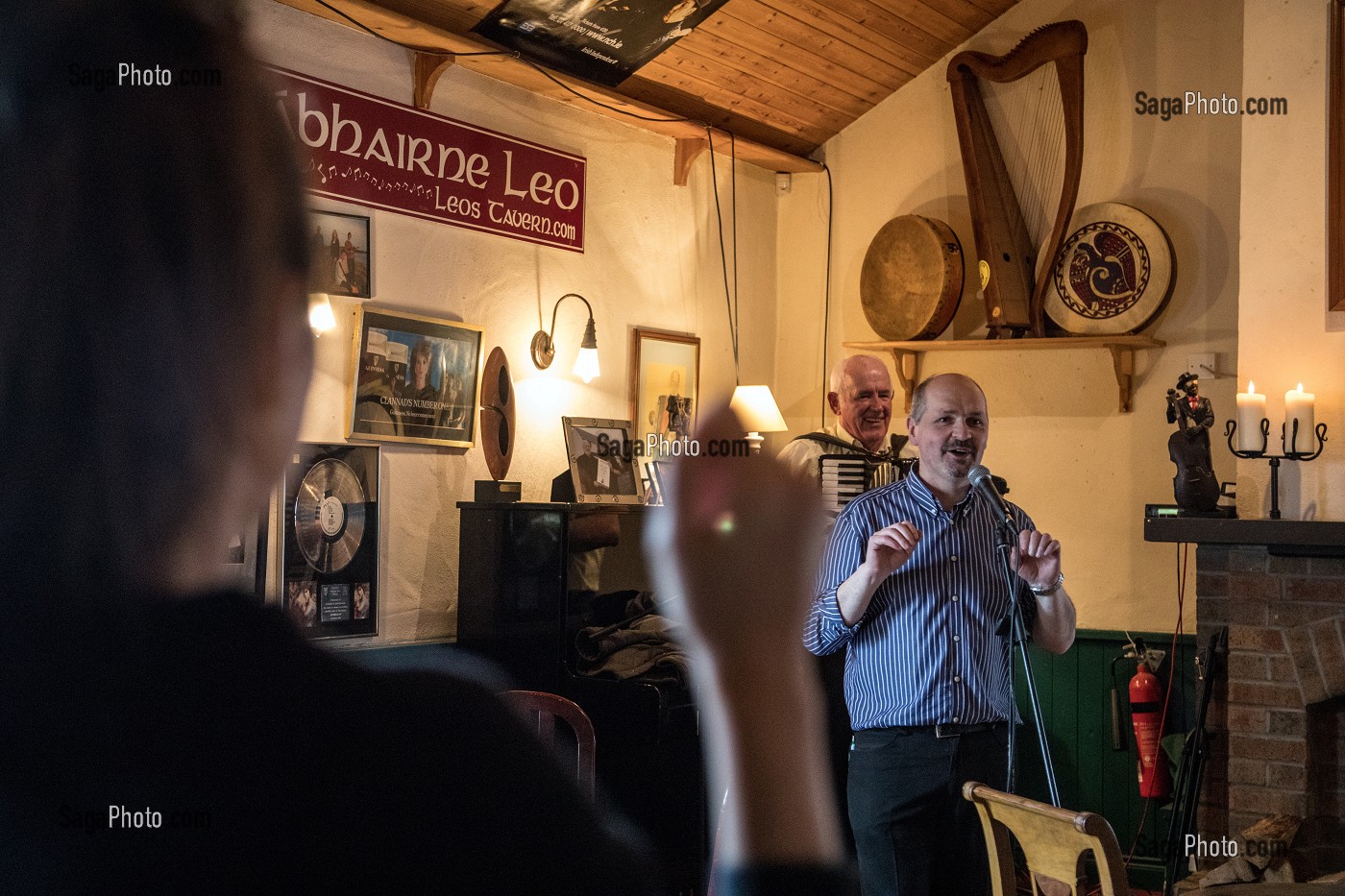 MUSIQUE ET CHANT TRADITIONNEL, LEO'S TAVERN, MEENALECK, COMTE DE DONEGAL, IRLANDE 