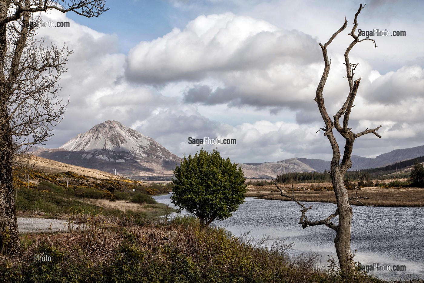 MONTAGNE ERRIGAL DEPUIS LE LAC LOUGH NACUNG, COMTE DE DONEGAL, IRLANDE 