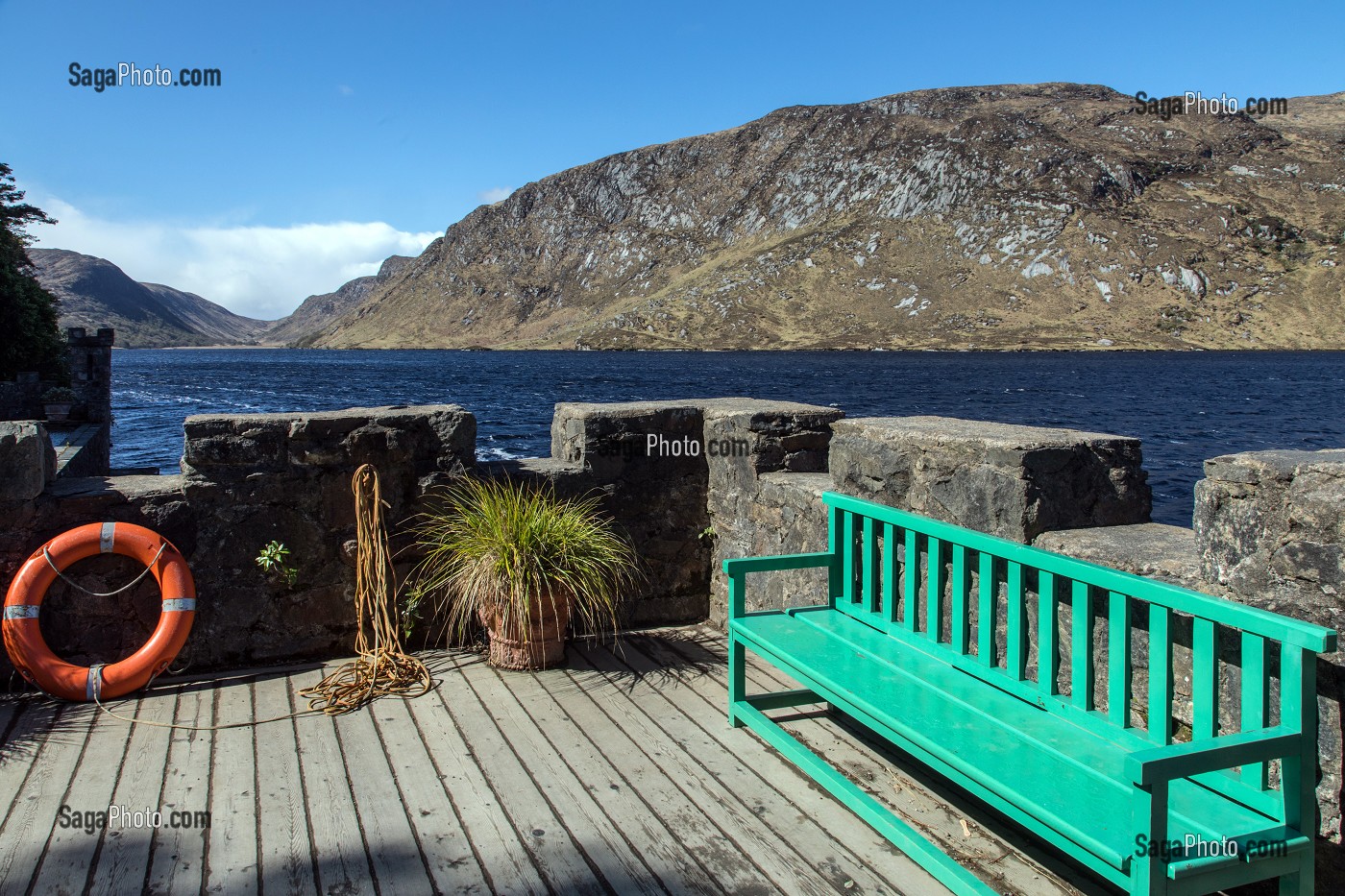 TERRASSE DU CHATEAU SUR LE LAC LOUGH BEAGH, PARC NATIONAL DE GLENVEAGH, COMTE DE DONEGAL, IRLANDE 